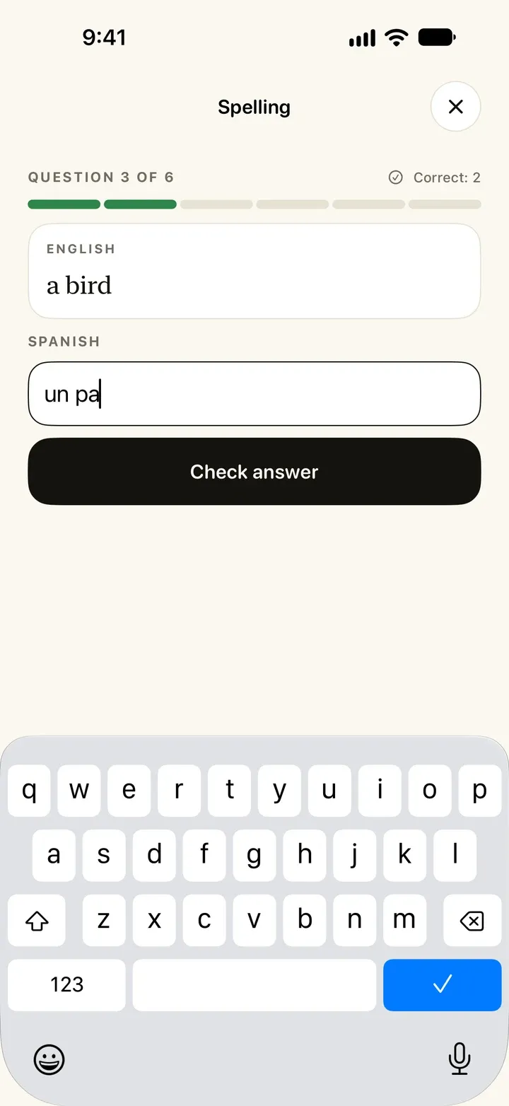 Learn It på iPhone, på engelsk: en staveoppgave der du skriver hva en fugl heter på spansk.